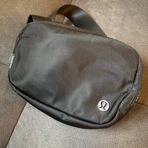 Lululemon Everywhere Belt Bag – Black (1L)